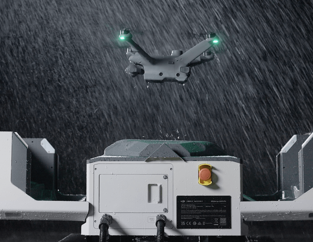 Drone saindo da base em condições climáticas adversas