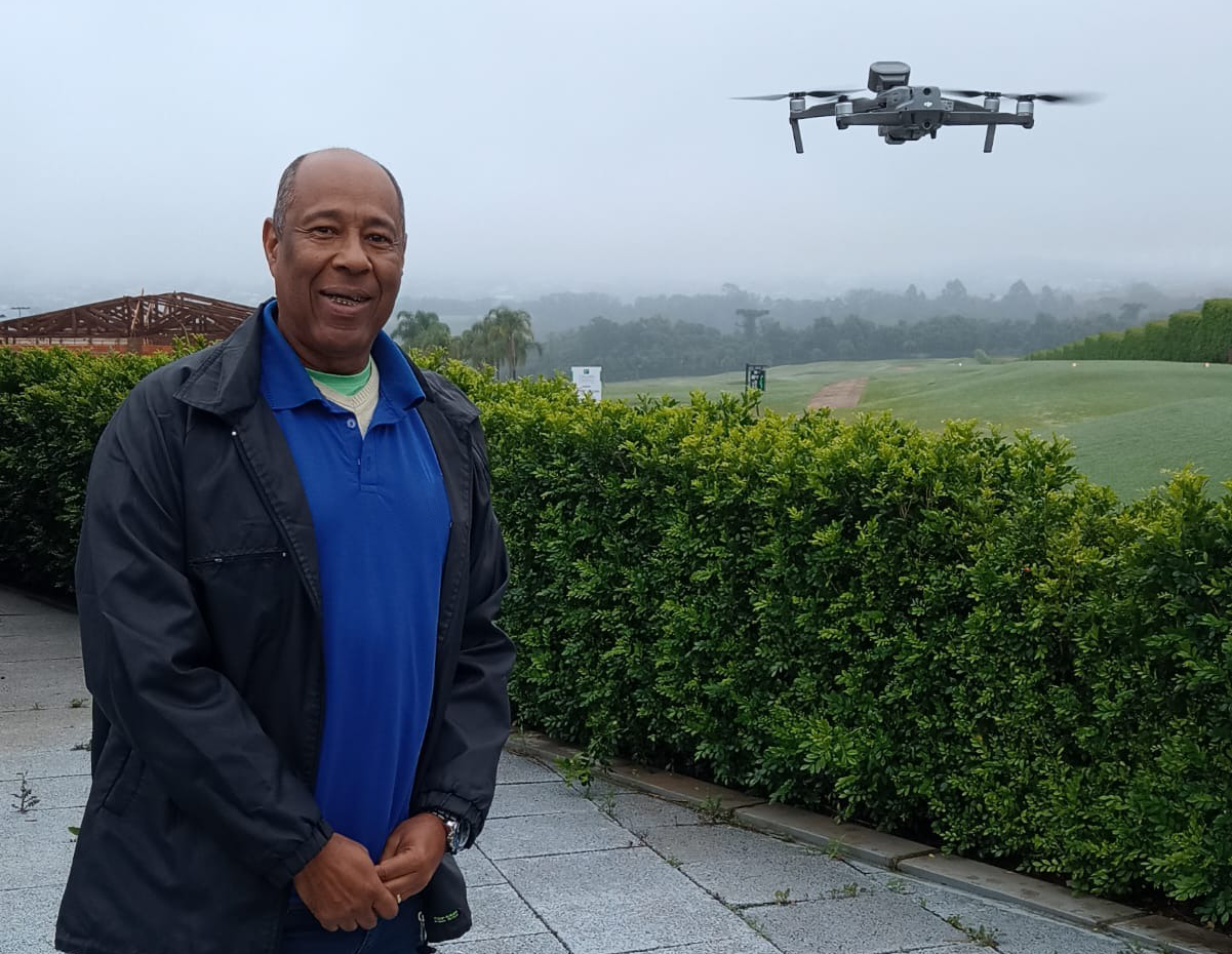 Drone sobrevoando perto de homem